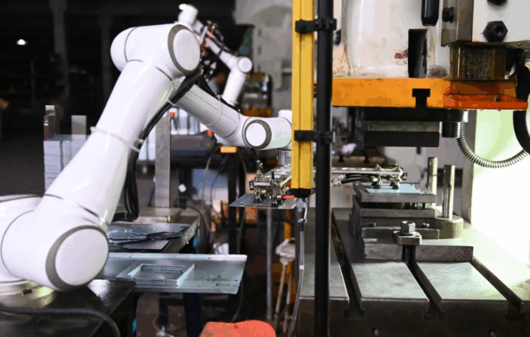 Integração de Células Robóticas: Eficiência, Precisão e Sinergia Industrial